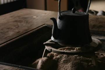 古民家にあった囲炉裏とやかん