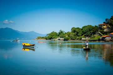 Fototapeta na wymiar Barco de pesca com reflexo e céu azul