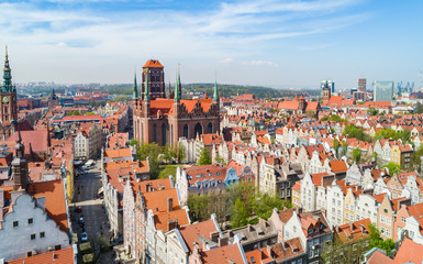 Fototapeta na wymiar Gdańsk krajobraz turystycznej części miasta z widoczną Bazyliką i zabudowaniami starego miasta.