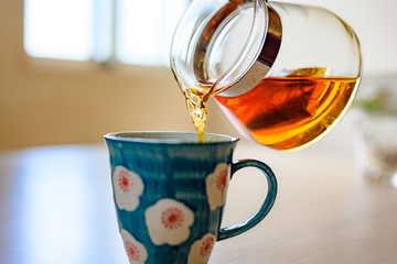 淹れたてのお茶を注ぐ、ブレイクタイムのイメージ