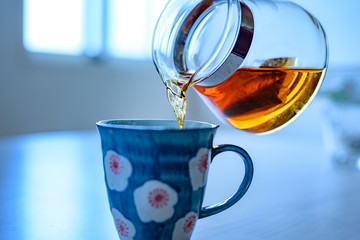 淹れたてのお茶を注ぐ、ブレイクタイムのイメージ