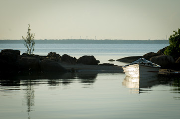 Barco com relfexo ancorado na ilha