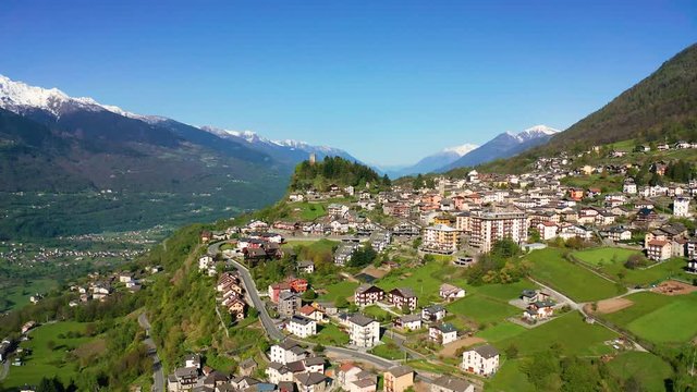 Aerial 4K - Teglio - Valtellina (IT) - Vista del paese 