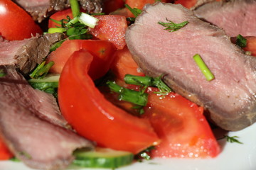 Salad with roast beef and tomatoes