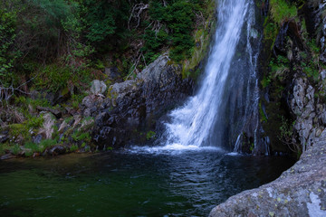 Fototapeta premium Wodospad w Manteigas, Serra da Estrela w Portugalii zwany Poco do Inferno (Hell Pit)