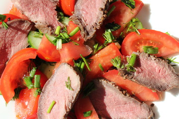 Salad with roast beef and tomatoes