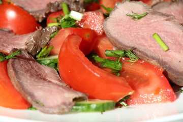 Salad with roast beef and tomatoes