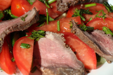 Salad with roast beef and tomatoes