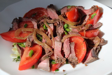 Salad with roast beef and tomatoes