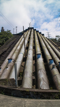 Oleoduto ou aguaduto, tubos ligando o alto da serra a cidade de Cubat&atilde;o no estado de S&atilde;o Paulo 