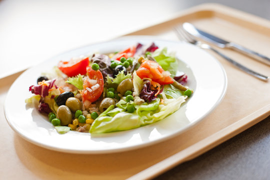 gesunder Salat in Kantine