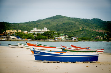 Barcos e canoas na areia da praia