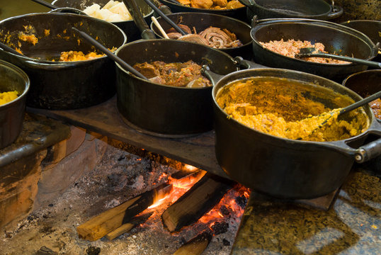 comida no fog&atilde;o a lenha