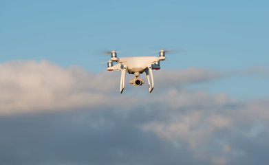 Drohne fliegt in der Landschaft und &uuml;ber Felder
