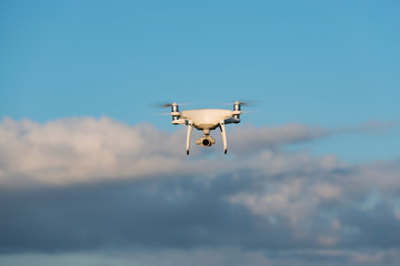Drohne fliegt in der Landschaft und über Felder