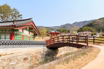 자연과 어우러진 전통 한옥 풍경