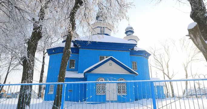Staraya Belitsa, (Uritskiy Sel'sovet), Gomel Region, Belarus. Old Wooden Orthodox Church Of St Nicholas The Wonderworker At Sunny Winter Snowy Day. Famous Landmark Under Snowfall