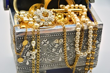 un tesoro, cofre lleno de joyas, perlas, y oro