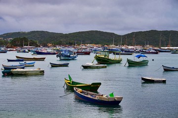 Fototapeta na wymiar barcas en buzios brasil