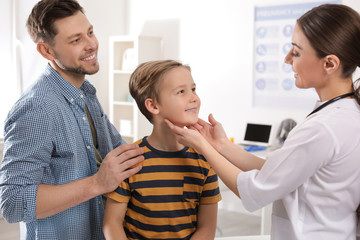 Obraz premium Father with child visiting doctor in hospital