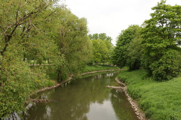 Blick auf den Fluss Nidda im Kurpark von Bad Vilbel