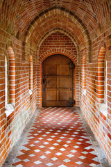Obraz premium Antique wooden door in interior of ancient castle