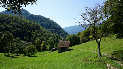 Alte rostige Hütte in den Bergen am Soca Valley in Slowenien
