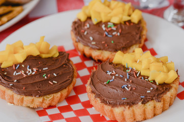 Small cakes with chocolate and mango.