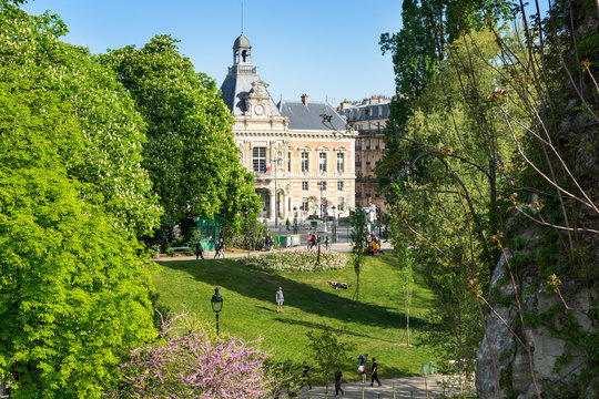 Paris - Buttes-Chaumont Park und Rathaus im Fr&uuml;hling