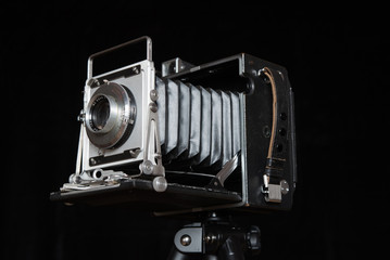 Stary wielkoformatowy aparat fotograficzny na czarnym tle - obrazy, fototapety, plakaty