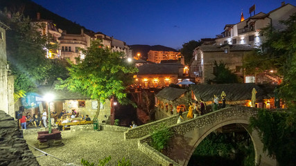 Altstadt von Mostar am Neretva bei Nacht in Bosnien Herzegowina 