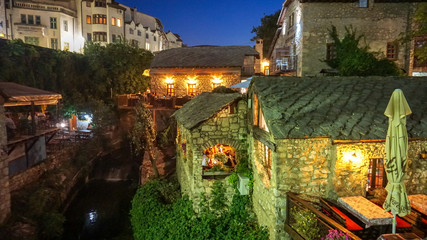 Altstadt von Mostar am Neretva bei Nacht in Bosnien Herzegowina 