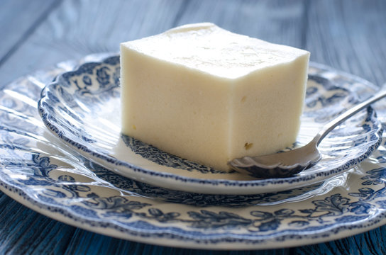 Marshmallow with apple on blue plates for breakfast