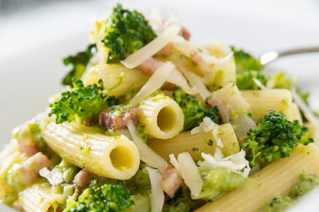 Maccheroni con broccoli, guanciale e pecorino 
