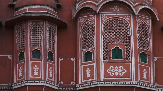 Close up front view of the siding and windows in the Hawa Mahal palace in Jaipur, India