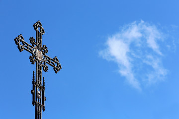 Fototapeta na wymiar Croix en fer sur fond de ciel bleu. / Iron cross on blue sky background.