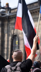 Demonstrant der rechtsextremen NPD mit Fahne in der Hand