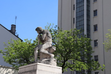 Statue "Le Répit" - Respite - à Villeurbanne, au début de l'Avenue Henri Barbusse - Du sculpteur Jean-Jules Pendariès