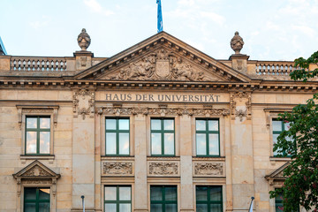 Fototapeta na wymiar Fassade des Haus der Universität im Düsseldorfer Zentrum