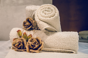 Obraz na płótnie Canvas Close up on dy flowers and towels on the massage table at spa