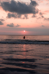 Fototapeta premium Coucher de soleil sur la mer à bali et son pêcheur