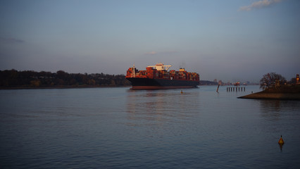 Landschaft Elbe mit Schiff