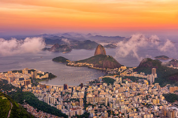 La montagne Sugarloaf et Botafogo à Rio de Janeiro au coucher du soleil, Brésil