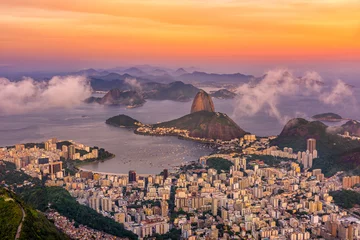 Fotobehang De berg Sugarloaf en Botafogo in Rio de Janeiro bij zonsondergang, Brazilië © Ekaterina Belova