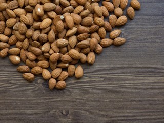 나무 보드와 유기농 아몬드 