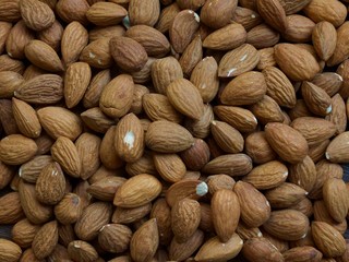 나무 보드와 유기농 아몬드 