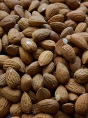 나무 보드와 유기농 아몬드 