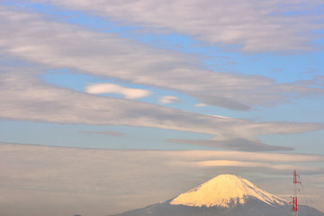 朝焼けと富士山上空を覆う雲