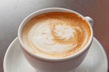 コーヒーカップの中に描かれた月と太陽のイメージ