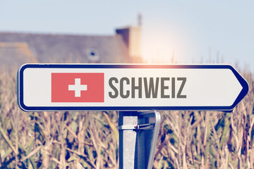 Ein Schild weist auf die Schweiz hin